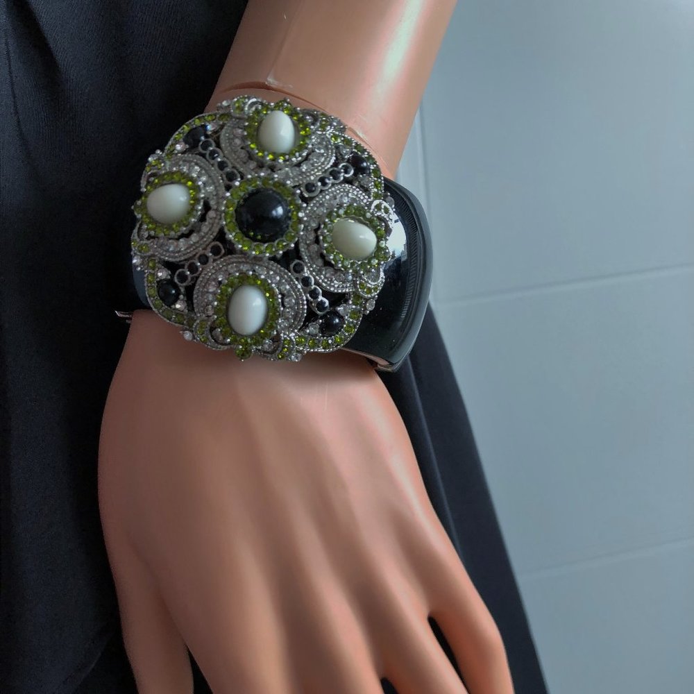 Cuff - Picture 16 of 16